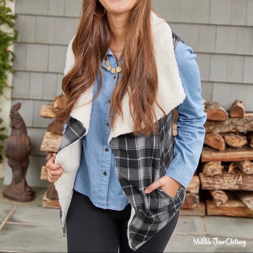 Matilda Jane Women's XS Cozy-Up Plaid Faux Fur Lined Vest Black Gray Reversible